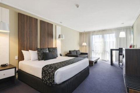 Quality Hotel Taylors Lakes - Accommodation Gold Coast 0
