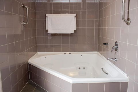 Highlander Hotel - Accommodation Gold Coast 4
