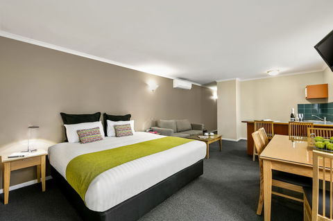 Quest Waterfront Serviced Apartments - Accommodation Gold Coast 5