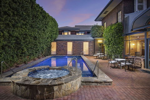 Adelaide Inn - Accommodation Gold Coast 0