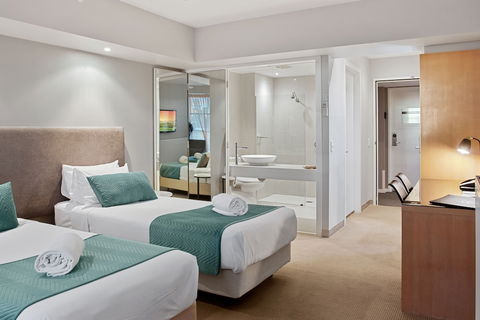 Deep Blue Hotel & Hot Springs - Gold Coast 4U 4