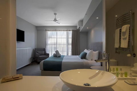 Deep Blue Hotel & Hot Springs - Gold Coast 4U 1