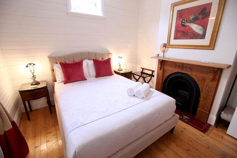 Poets Cottage Fireplace Close To Treks - Accommodation Gold Coast 6
