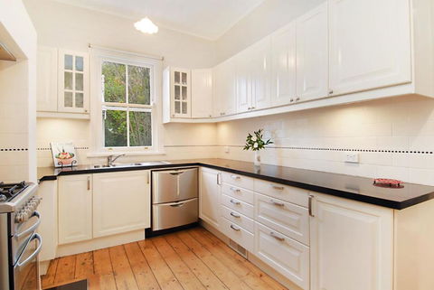 Poets Cottage Fireplace Close To Treks - Accommodation Gold Coast 2