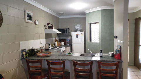 A City Retreat 2BR Apartment Reid Park Townsville - Accommodation Gold Coast 6