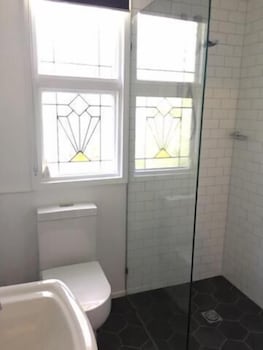 The Bundanoon Guest House - Gold Coast 4U 6