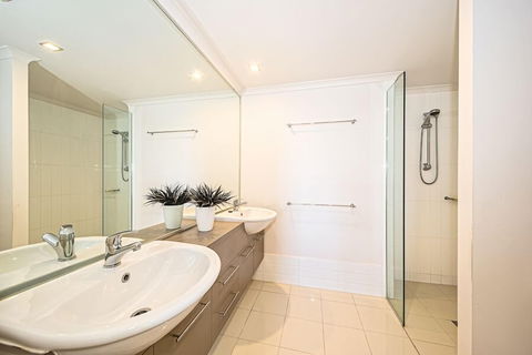 On The Bay Apartments - Accommodation Gold Coast 2