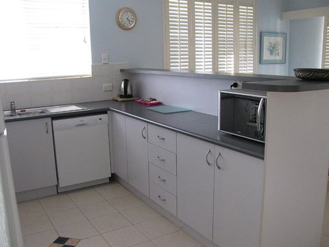 Toowoon Beach View 3br Villa 4 Just Steps To Beach With Views - Gold Coast 4U 5