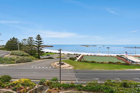 The Dolphins Beachfront Apartments - Accommodation Gold Coast 6