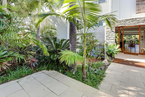 Coast Along - Accommodation Gold Coast 6
