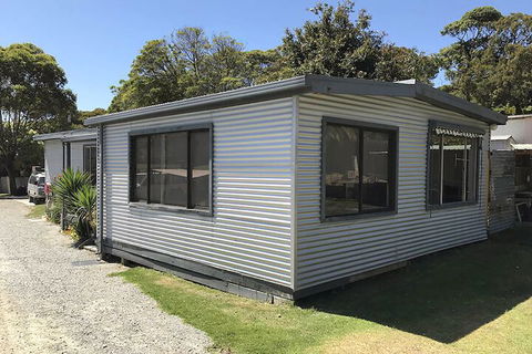 The Waterwheel Beach Cabins - Caravan Park - Gold Coast 4U 5
