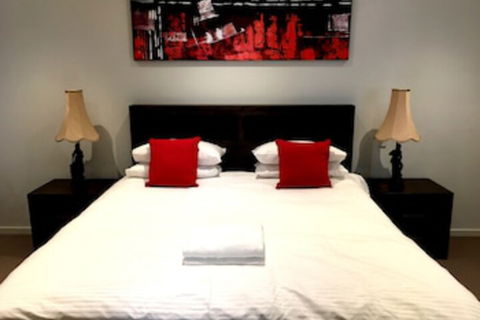 Deluxe Lake View House - Accommodation Gold Coast 0