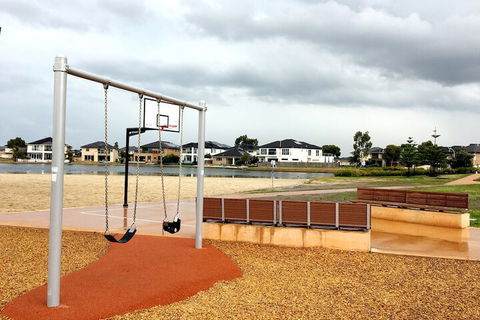 Deluxe Lake View House - Accommodation Gold Coast 4