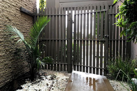 Deluxe Lake View House - Accommodation Gold Coast 2