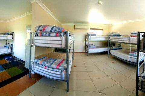 Jump Inn Alice Budget Accommodation - 1 Gold Coast 7
