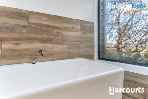The WeareHouse In Deloraine - Accommodation Gold Coast 6