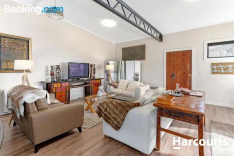 The WeareHouse In Deloraine - Accommodation Gold Coast 3