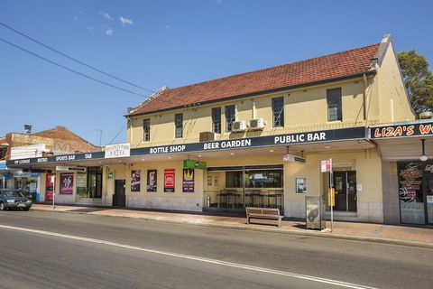 Nightcap At Regents Park Hotel - 1 Gold Coast 7
