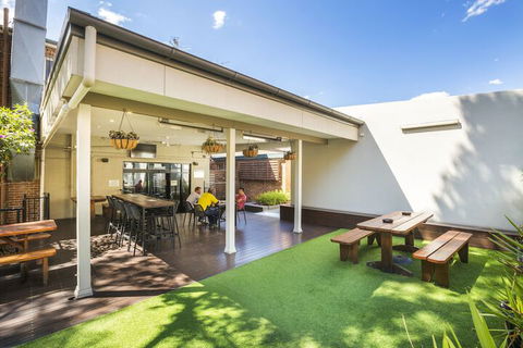 Nightcap At Regents Park Hotel - 1 Gold Coast 3