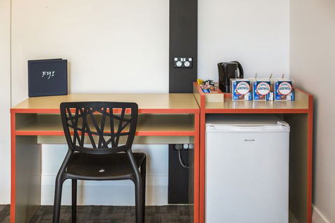 Nightcap At Regents Park Hotel - 1 Gold Coast 6