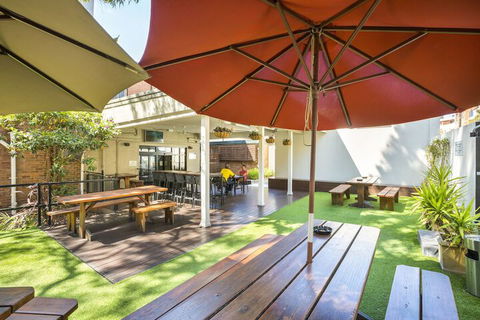 Nightcap At Regents Park Hotel - 1 Gold Coast 1