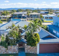 Maureen Waterfront Beach House - Gold Coast 4U