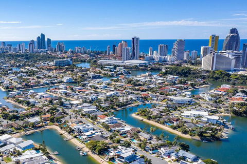 Maureen Waterfront Beach House - Gold Coast 4U 4