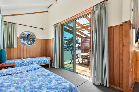 Black Dolphin Waterfront Townhouse Bay Views - Accommodation Gold Coast 3