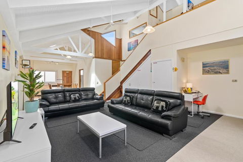 Black Dolphin Waterfront Townhouse Bay Views - Accommodation Gold Coast 4