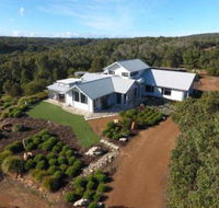 The White House at Wallcliffe Farms - Gold Coast 4U