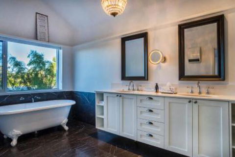 The White House At Wallcliffe Farms - Gold Coast 4U 6