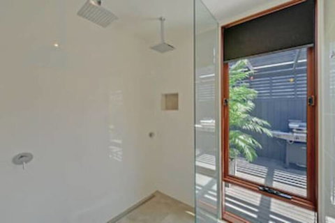 Amazing Unique Five-Star Waterfront Retreat - Accommodation Gold Coast 5