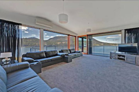 Amazing Unique Five-Star Waterfront Retreat - Accommodation Gold Coast 7