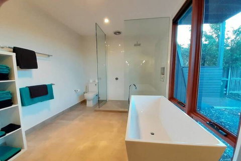 Amazing Unique Five-Star Waterfront Retreat - Accommodation Gold Coast 6