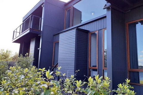 Amazing Unique Five-Star Waterfront Retreat - Accommodation Gold Coast 1