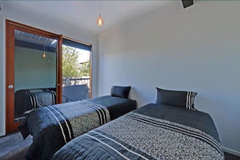 Amazing Unique Five-Star Waterfront Retreat - Accommodation Gold Coast 4