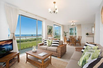 King Tide - Accommodation Gold Coast 0