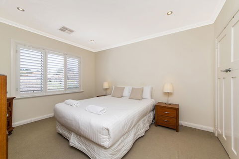 Inner Western Suburbs Retreat - Gold Coast 4U 6