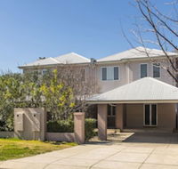 Inner Western Suburbs Retreat - Gold Coast 4U