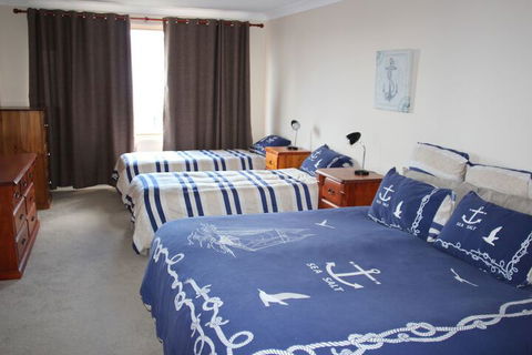 Beulahs Beach House At Stockton - Accommodation Gold Coast 2