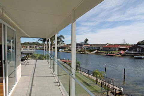 Unbeatable Waterfront Location - Accommodation Gold Coast 6