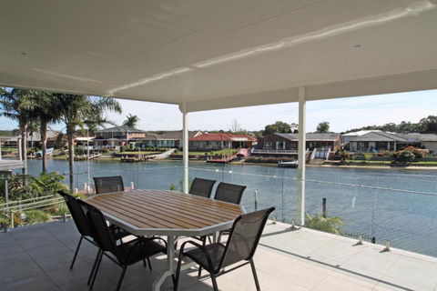 Unbeatable Waterfront Location - Accommodation Gold Coast 1