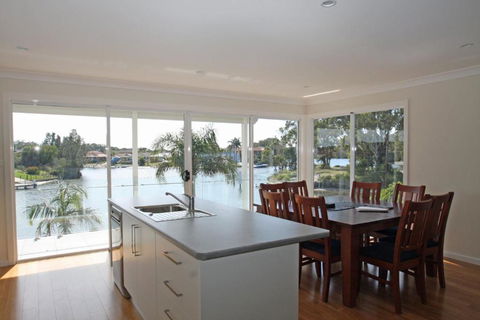 Unbeatable Waterfront Location - Accommodation Gold Coast 4