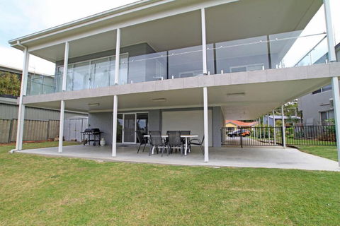 Unbeatable Waterfront Location - Accommodation Gold Coast 3
