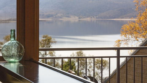 Grey Kangaroo- On Lake Jindabyne Foreshore - Accommodation Gold Coast 1