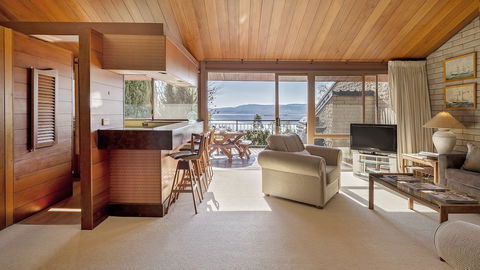 Grey Kangaroo- On Lake Jindabyne Foreshore - Accommodation Gold Coast 5