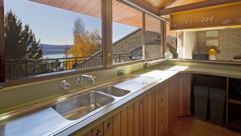 Grey Kangaroo- On Lake Jindabyne Foreshore - Accommodation Gold Coast 4