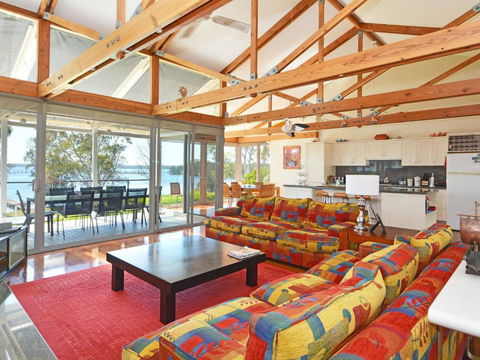 Morisset Bay Waterfront Views Lake House Looking Over Trinity Marina - Accommodation Gold Coast 6