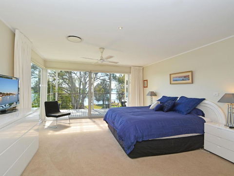 Morisset Bay Waterfront Views Lake House Looking Over Trinity Marina - Accommodation Gold Coast 5
