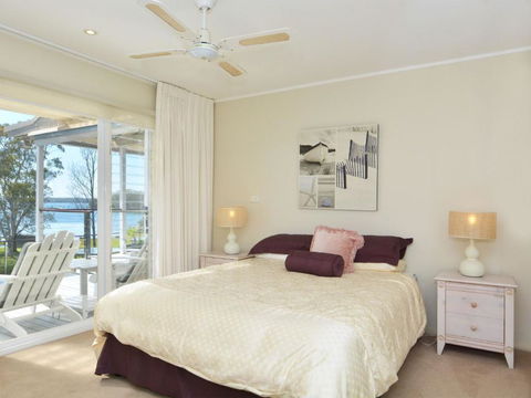 Morisset Bay Waterfront Views Lake House Looking Over Trinity Marina - Accommodation Gold Coast 1
